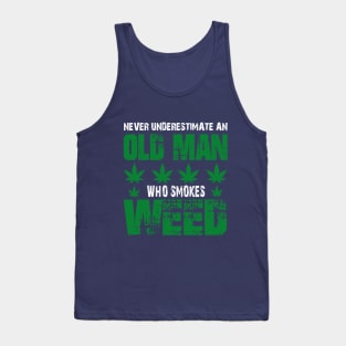 NEVER UNDERESTIMATE AN OLD MAN WHO SMOKES WEED Tank Top